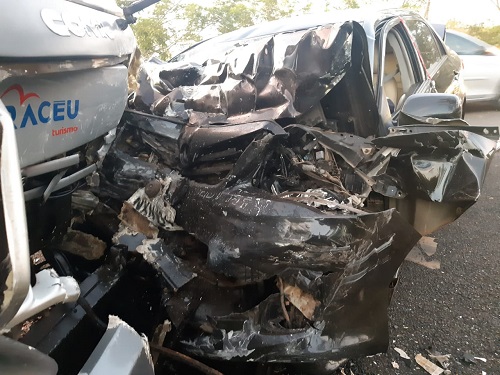 Veículo destruídos após colisão