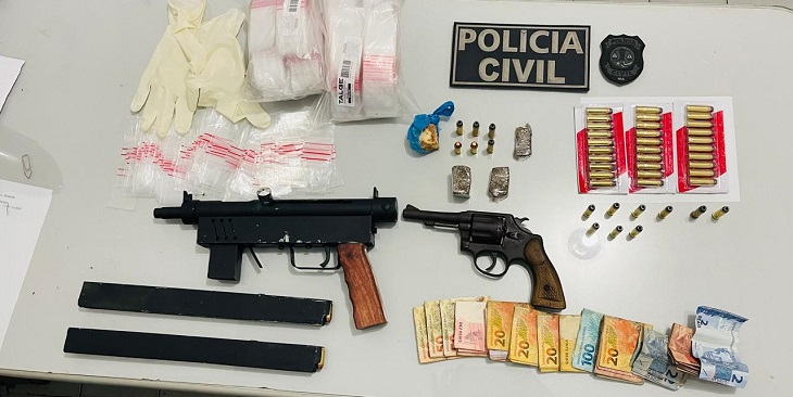 Armas, munições e dinheiro apreendidos durante operação