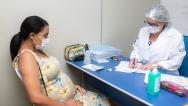 Covid: começa aplicação da 2ª dose em gestantes e puérperas