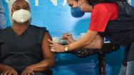 A técnica em enfermagem Egle Martins foi a primeira; foto: divulgação.