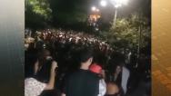  Jovens causam aglomeração na Praia da Guia.