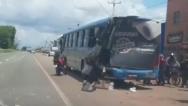 Caminhão colide em ônibus na faixa de pedestre na BR-135