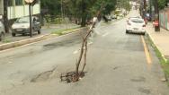  Buraco na Av. Alexandre Moura segue causando problemas.