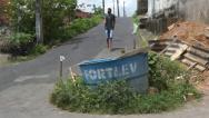  Buraco oferece perigo no bairro da Jordoa.