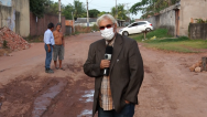 Buracos e lama são motivo de reclamação em rua da Vila Magril