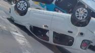 Carro capota em importante avenida e causa congestionamento em São Luís