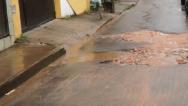 Motoristas reclamam de buracos em ruas do centro.