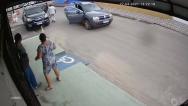 Câmera flagra assalto a veículo no bairro São Cristóvão