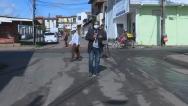 Moradores reclamam de água escorrendo por rua na Vila Embratel