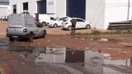 Bueiros entupidos atrapalham trânsito no bairro São Cristóvão
