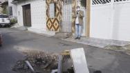 Buraco continua atrapalhando moradores no bairro Santo Antônio