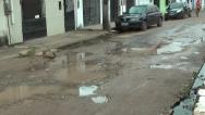 Moradores reclamam de buracos em rua no Sol e Mar