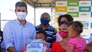 Prefeito entrega cestas de alimentos para famílias da Liberdade