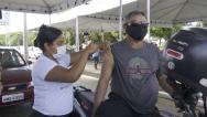 Pessoas com 55 anos começam a ser vacinadas na capital