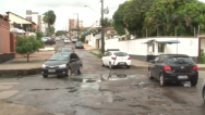 Buracos e esgoto correndo pelas ruas causam transtornos em São Luís
