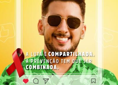 homem com óculos escuros sorri