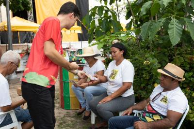 agente de saúde entrega panfleto