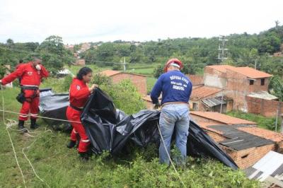 defesa civil trabalha em área de risco