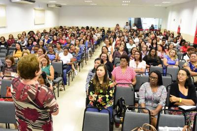 pessoas sentadas assistem palestra