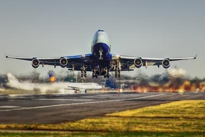 avião levanta voo de turismo