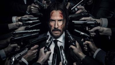homem cercado por armas de fogo