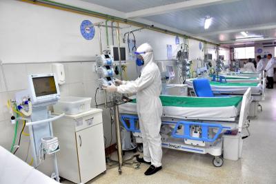 profissionais de saúde em leito de hospital