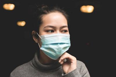 mulher usa mácara médica