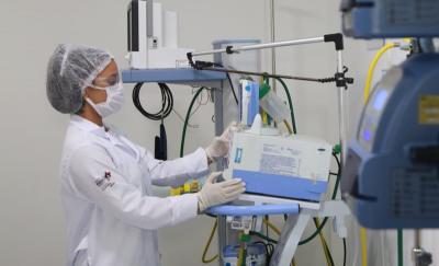 agente de saúde verifica aparelhos em hospital