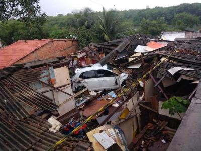 Carro cai da ponte Bandeira Tribuzzi e atinge barracos em São Luís