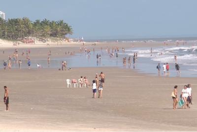 Praias movimentadas após flexibilização de medidas sanitárias  