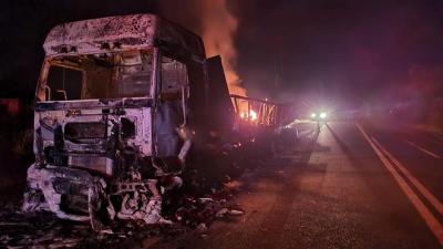 Carreta pega fogo na BR-316 na cidade de Codó