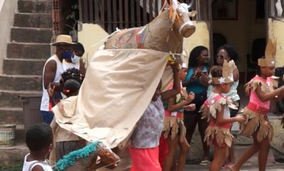 Sustentabilidade: projeto cultural utiliza matérias reciclados em suas fantasias 