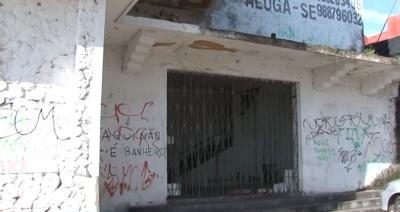 Moradores reclamam de abandono no antigo cine Monte Castelo