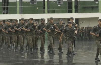 Exército brasileiro realiza desfile e apresentação no dia do soldado