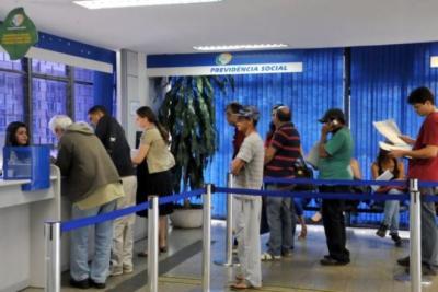 Sancionada lei para reduzir filas do INSS e reajustar salário de policiais  