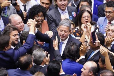 Arthur Lira é reeleito presidente da Câmara com 464 votos 